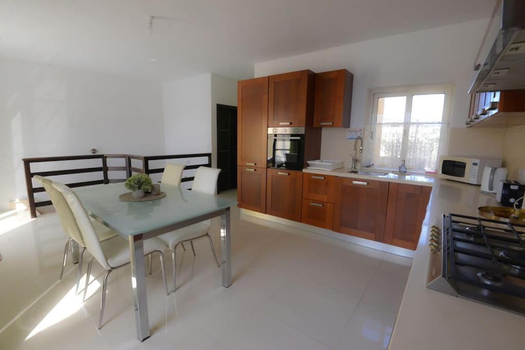 Seafront Duplex Penthouse With Terrace Overlooking Xlendi Bay Buitenkant foto